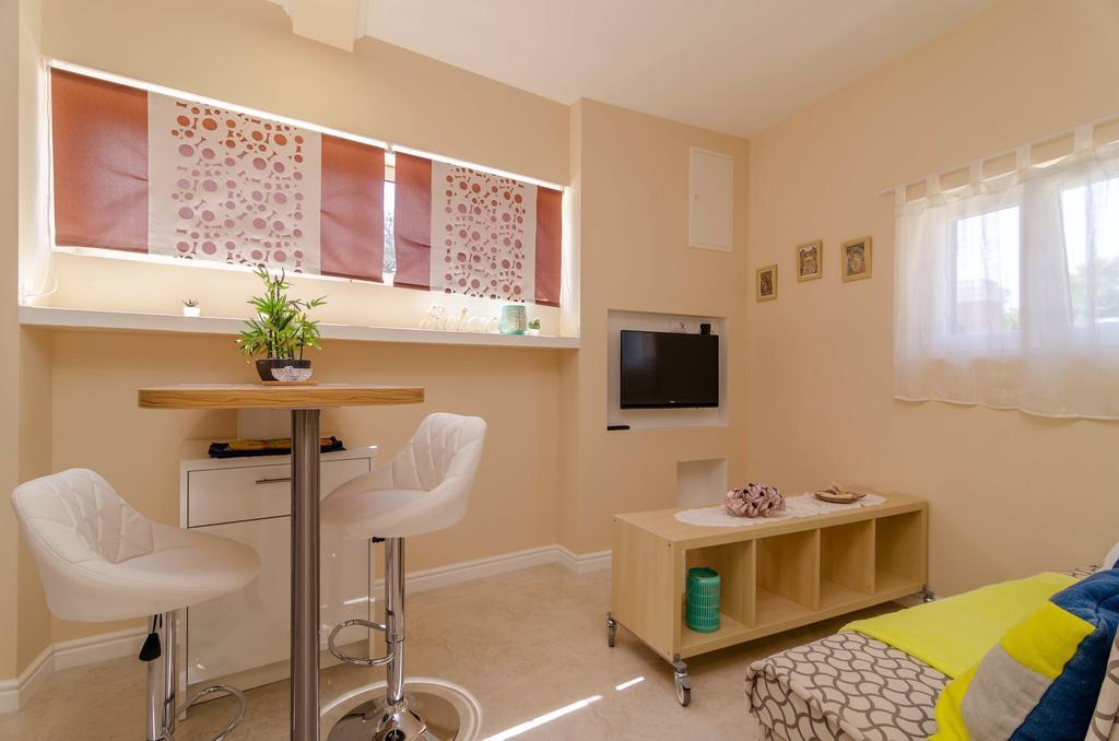 Beachfront House With Private Jacuzzi And Garden Zadar Exteriör bild