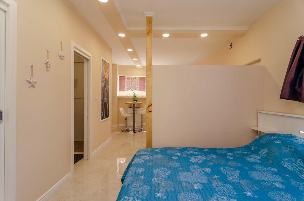 Beachfront House With Private Jacuzzi And Garden Zadar Exteriör bild