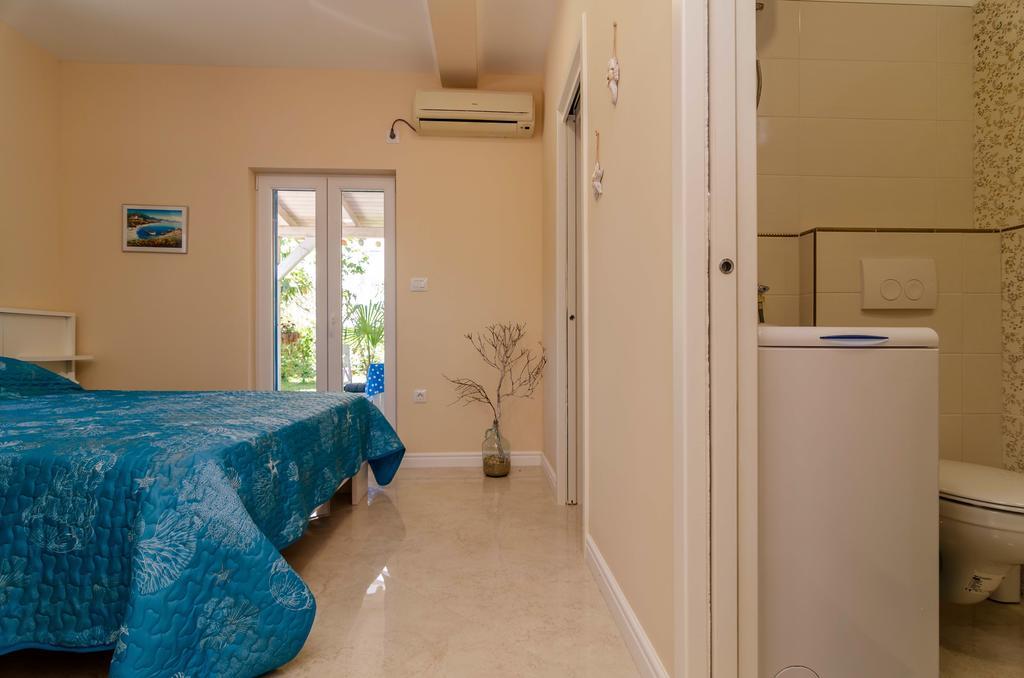 Beachfront House With Private Jacuzzi And Garden Zadar Exteriör bild