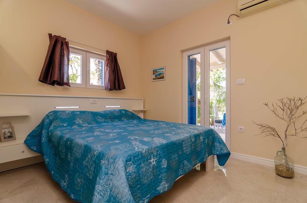 Beachfront House With Private Jacuzzi And Garden Zadar Exteriör bild