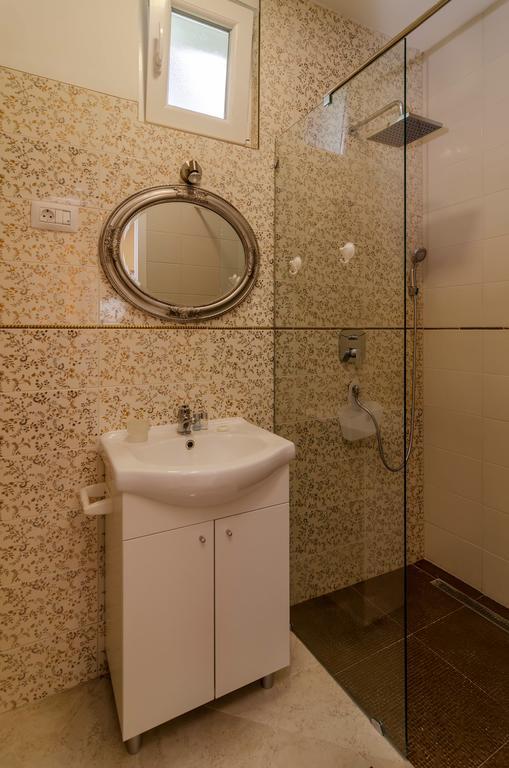 Beachfront House With Private Jacuzzi And Garden Zadar Exteriör bild