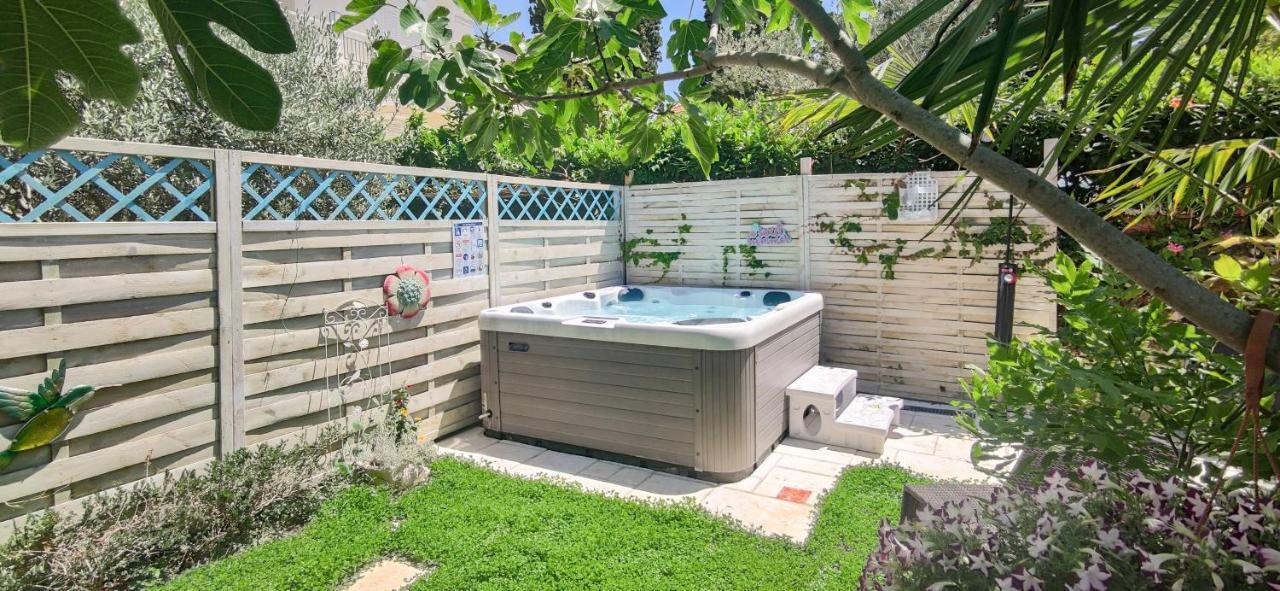 Beachfront House With Private Jacuzzi And Garden Zadar Exteriör bild